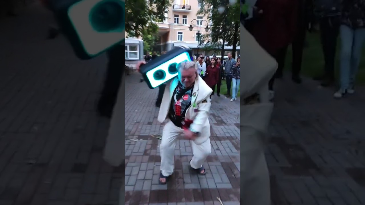 Санбой поет с фанатами в Смоленске на Тёркина 