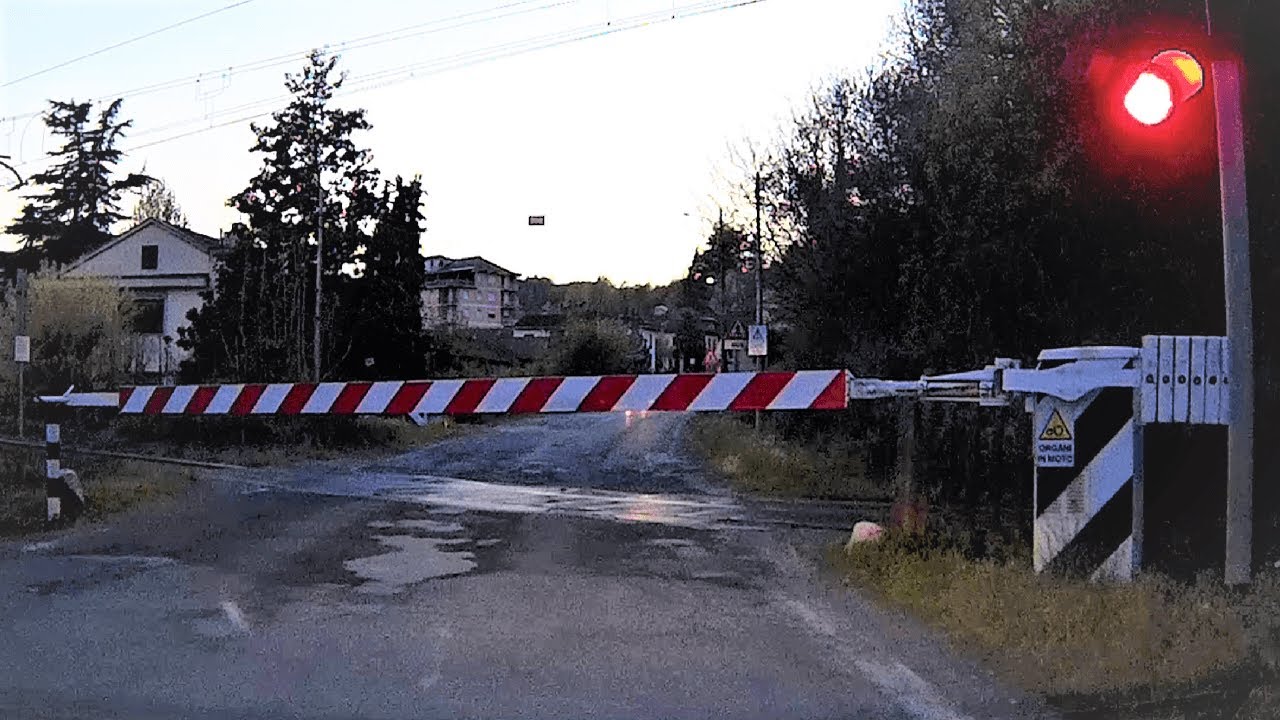 Passaggio a livello entrando in Strevi (AL) treno in transito # railroad crossing # bahnübergang