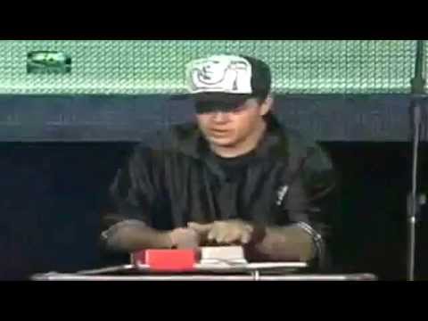 Chorão tocando campainha-Charlie Brown Jr-Rock in Rio Lisboa 2004