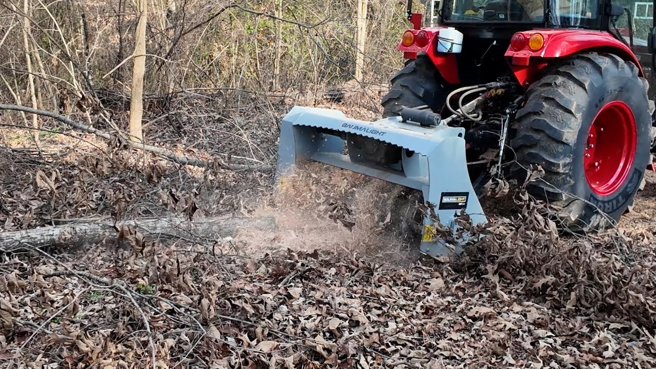 Измельчитель древесины, работающий от ВОМ трактора: идеальное средство для уничтожения деревьев.