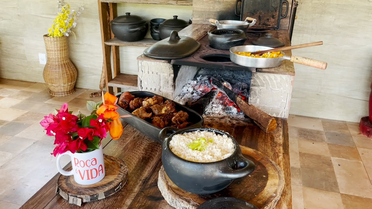 COMIDINHA SIMPLES NO FOGÃO A LENHA, CARNE DE PORCO + ABOBRINHA + ARROZ COM REQUEIJÃO - FRAN ADORNO