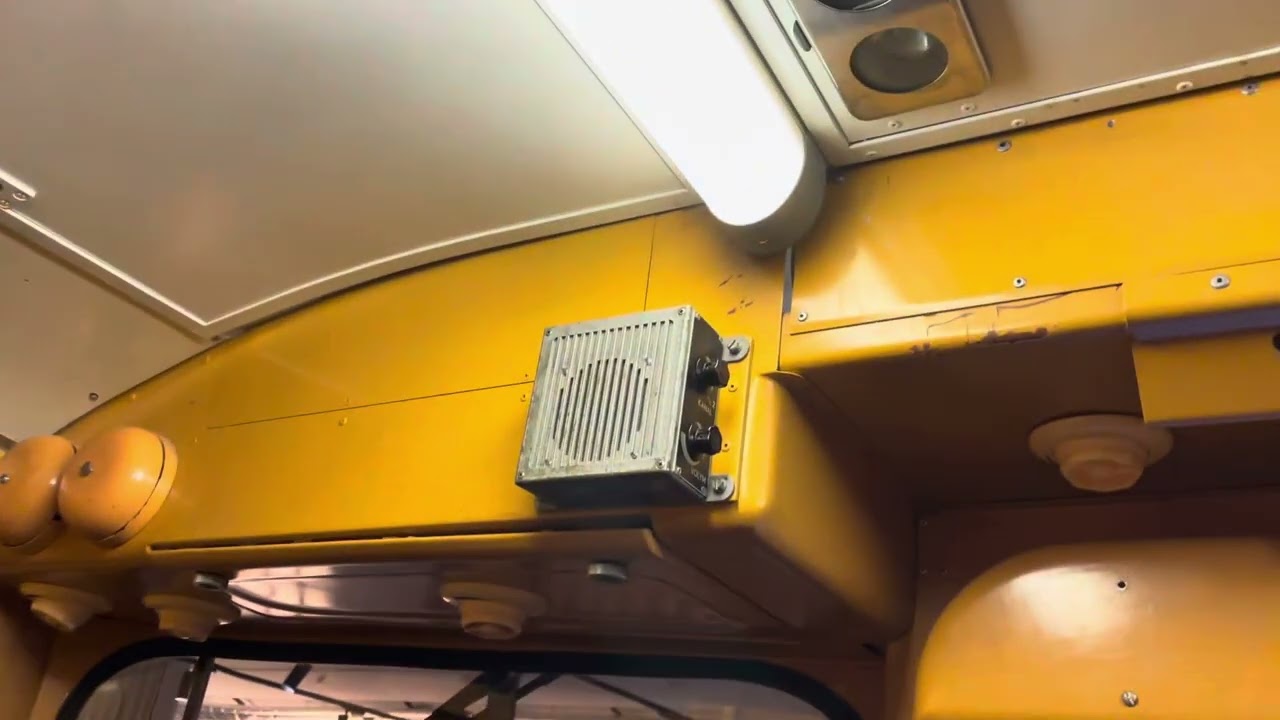 Inuti förarhytt i C8 tunneltåg på Spårvägsmuseet