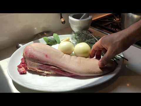 Video: A e gatuani viçin si biftek?