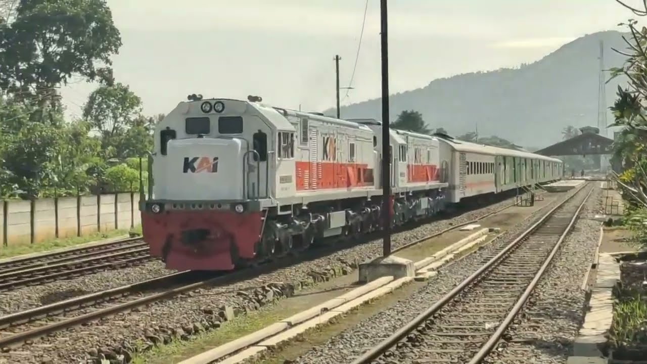 LOKOMOTIF CC 201 DOBEL TRAKSI MASIH ENDREYEN DIPAKAI KERETA PARSEL SELATAN