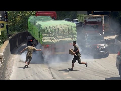 DETIK-DETIK MENEGANGKAN‼️Rem Panas Keluar Asap, Truk Muatan 70 Ton Bikin Panik di Sitinjau Lauik