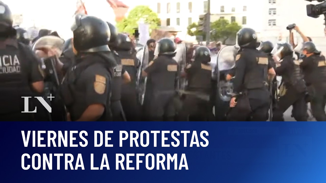 Ahora: policía y manifestantes, cara a cara; máxima tensión y corte en la Av. 9 de Julio