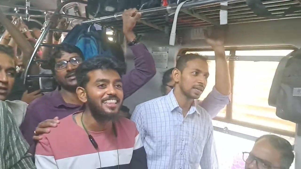 सुटला माझा पदर बाई मी नव्हते भानात...बुवा - श्री.भगवान मराठे # Local Train bhajan # 😍💥💥🚩