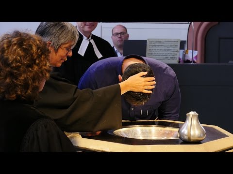 Video: So Werden Katholiken Getauft