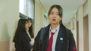 " بنت طيبه بتتعرض للتنمر فى المدرسة فبتقرر أختها التوأم تروح مكانها وتاخد حقها من المدرسه كلها "