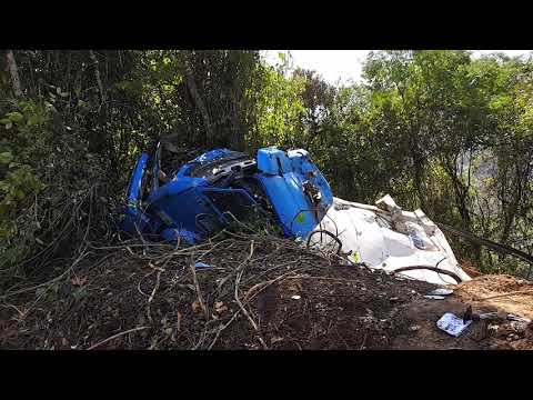 Caminhão carregado de papelão tomba no km 105 da ERS 122 em Flores da Cunha