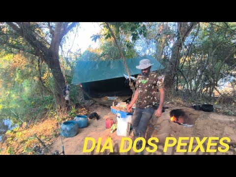 Pescaria com acampamento no barranco do rio Urucuia, lugar de dourado e trairão fiz fogão de lenha.