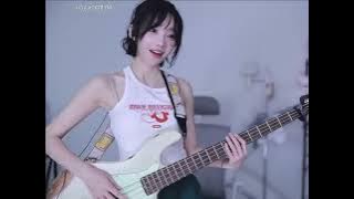 That time when Magenta's in-ear monitors got disconnected while she's playing 'T.B.H' on her bass