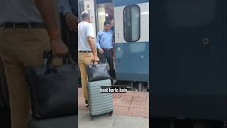 My aunt traveled to Kolkata by the Vande Bharat train for the first time. #famlivlog #minivlog