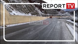Report Tv - Akulli Dhe Ngricat Mbërthejnë Rrugët Në Dibër