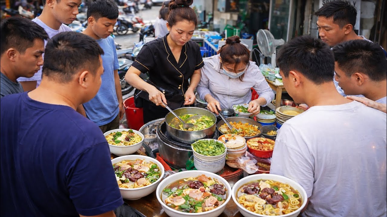 Ăn Một Lần Là Ghiền! Gánh Bánh Canh Vỉa Hè Khiến Khách Quay Lại Mỗi Ngày
