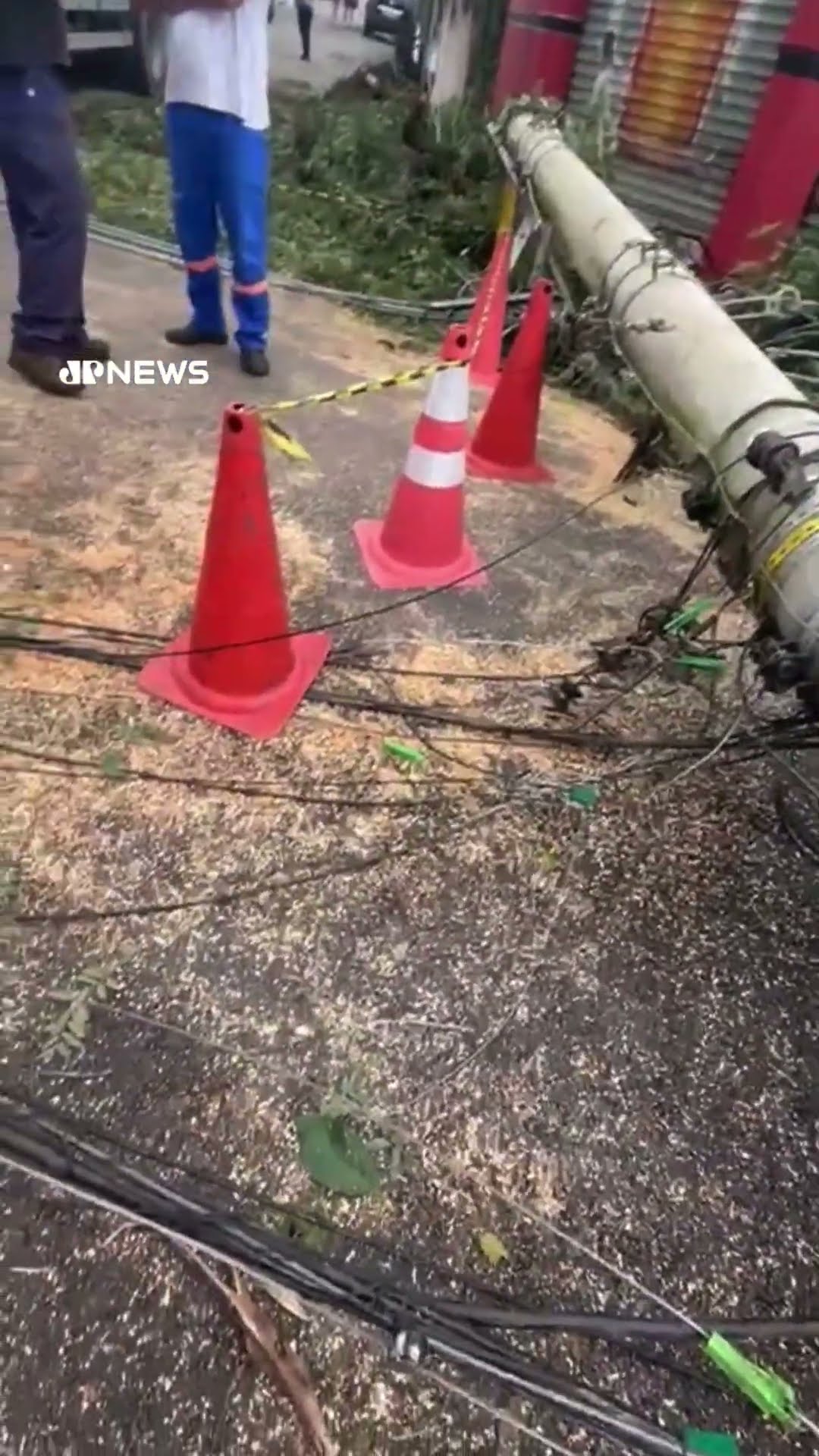 Tempestade causa estragos na Zona Leste de SP; 650 mil ficam sem luz
