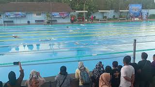 Aisyah Nazia (Brebes Aquatic SC/SD Muhammadiyah Ketanggungan) tampil di nomor 100 m gaya punggung