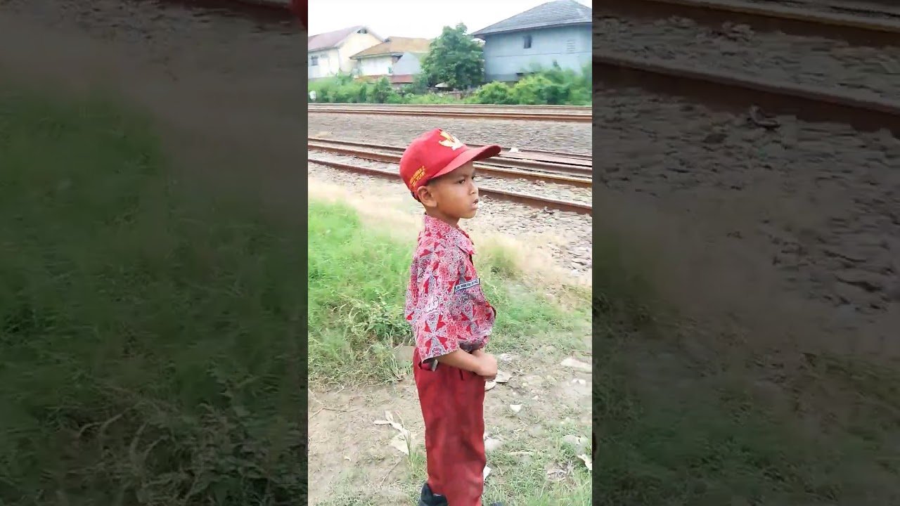Bocil Melihat Kereta Api Comuter Line Walahar Berjalan Berlahan