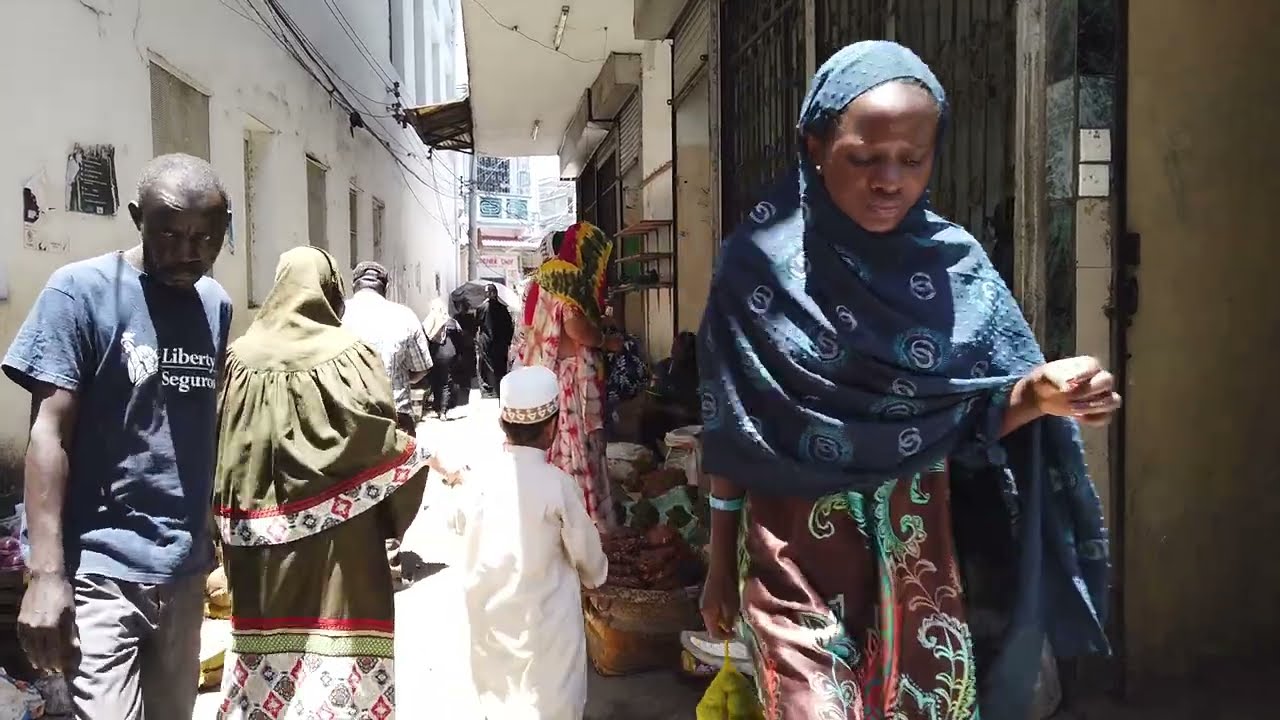 INTERIORS of Old Town, Mombasa (Mji wa kale) ##Kenya##Africa ##INTERIORES del CASCO ANTIGUO