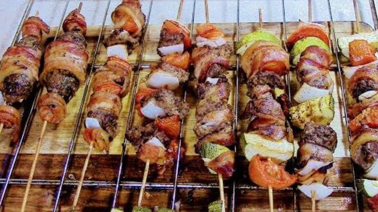 Carne En Brochetas A La Parrilla Sobre Un Fuego Abierto Con Humo