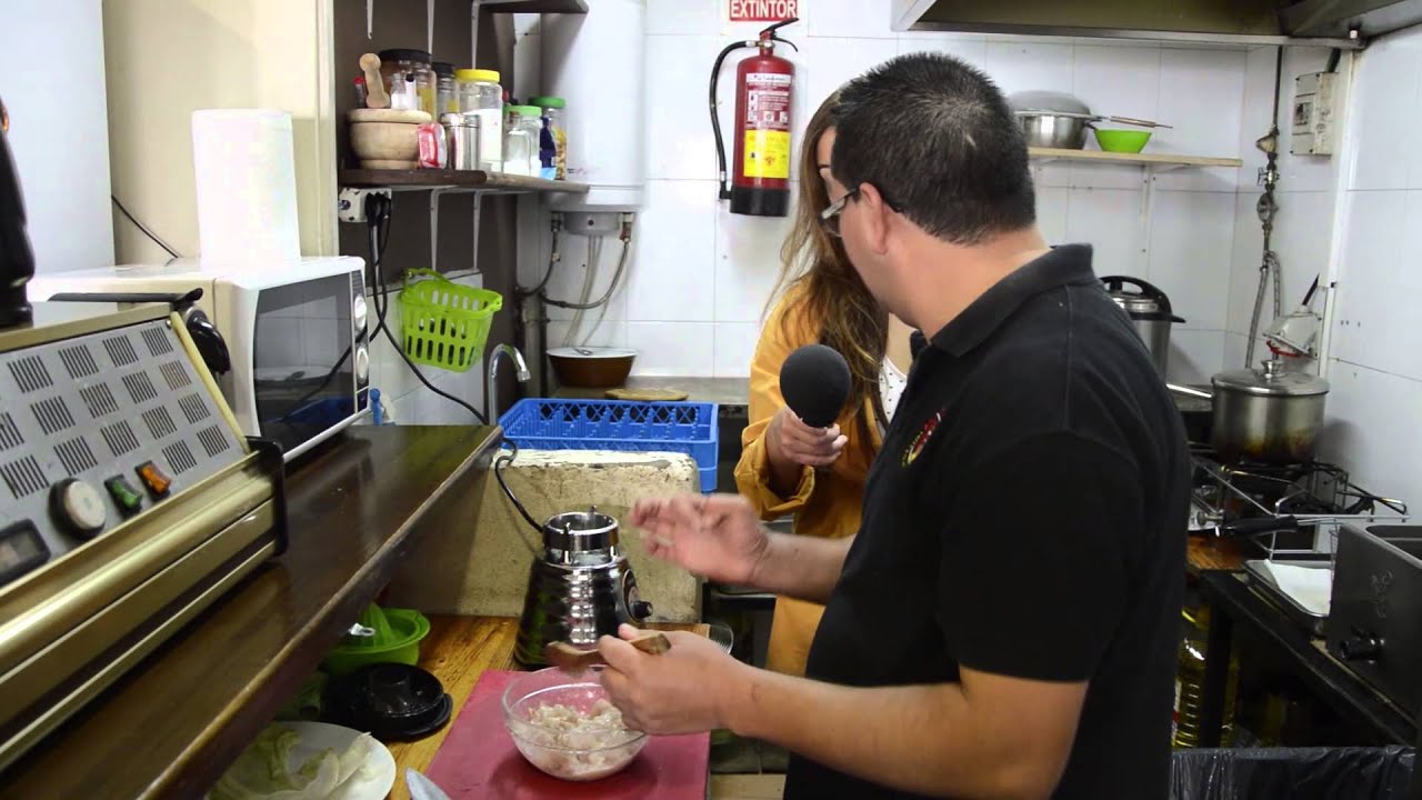 Roger Chicken Restaurante Peruano Sevilla - YouTube