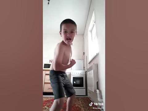 ТикТок Мальчик сиськи соски грудь сиськатряс - YouTube