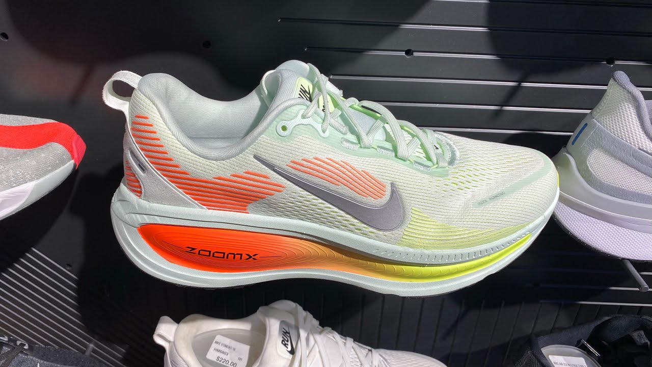 ◆正規品◆NIKE VOMERO 18 BARELY GREEN HYPER CRIMSON◆関税込 Nike Vomero 18 (Barely Green/ Hyper Crimson) - Style Code