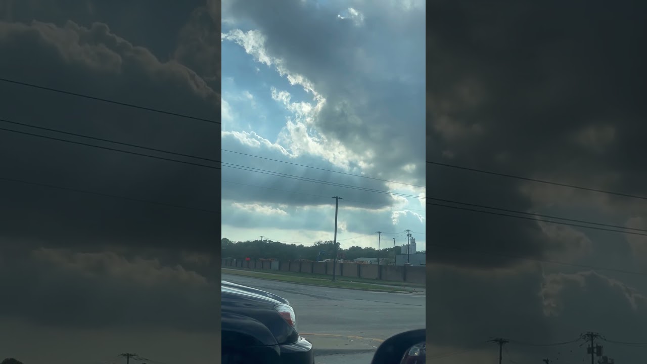 Прекрасное явление в небе: солнечные лучи затмеваются облаками? Не знаю, что это такое 