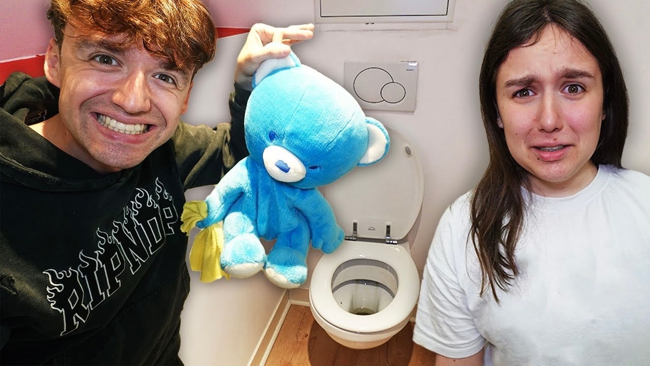 J'AI JETTÉ SON DOUDOU DANS LES TOILETTES ! - PINK LILY