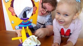 Детский челлендж Пирог в лицо! Алиса и Лева играют в веселую игру для детей Pie Face challenge Детский челлендж Пирог в лицо! Алиса и Лева играют в веселую игру для детей Pie Face challenge