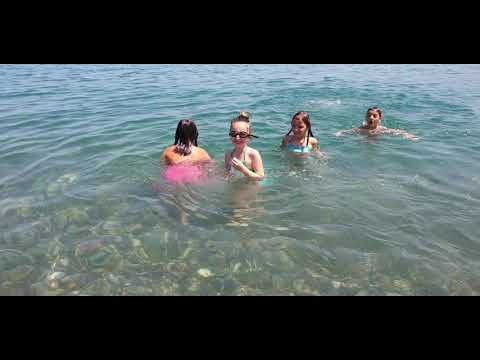 ბავშვები ზღვაზე