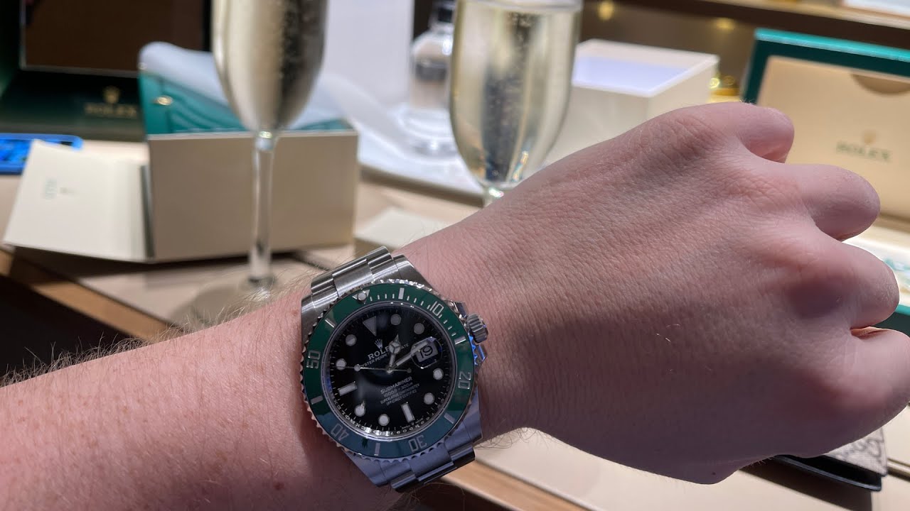 ⁣Buying the NEW Rolex Submariner Date Starbucks 126610LV at the Rolex Boutique for retail