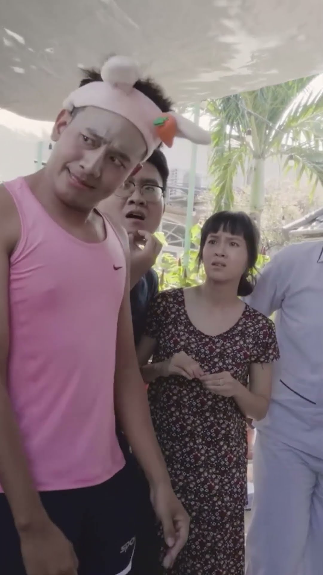 Mê cái cách bé áo hường cà hẩy cà hẩy :)) #comnguoi327 #celebochuot #FAPTV #Tetmetit