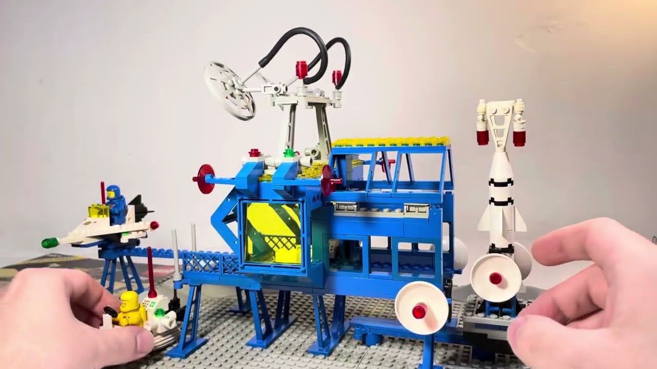 a Crazy Classic Space Base - LEGO Inter-Galactic Command Base 6971 [review]