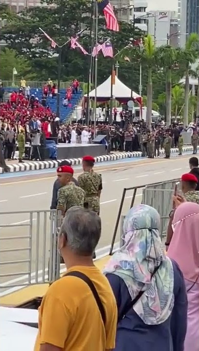 Alamak bendera terbalik latihan raptai bila nih.....🤨🤨🤨🤨