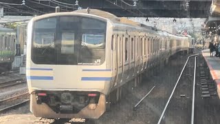 【E217系Y-20編成11両  NN廃車回送】八王子駅に停車中の国鉄EF64形1032号機＋E217系ｸﾗY-20編成基本編成に後続の快速で追いつくシーン（配9441レ）2023.10.18