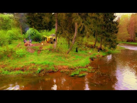 Видео: Рыбалка с ночёвками на лесной речке. Вода кипит от рыбы. Жарёха, уха. Идём в поход по лесному ручью.