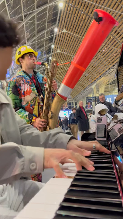 The craziest saxophonist joins me in the train station and SHOCK EVERYONE 🔥🤯 @trafficconesaxman
