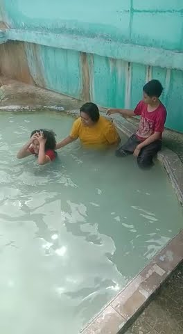Tante cantik lagi mandi air panas di Sipaholon Tarutung