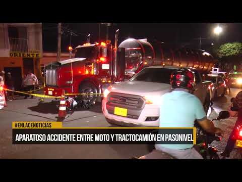 Aparatoso accidente entre moto y tractocamión en paso nivel