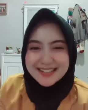 Gadis hijaber di goyang di kamar kos Sexy dan montok pipinya
