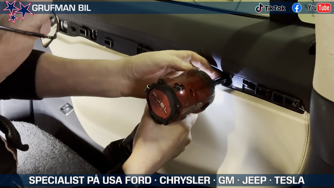 Model X som vägrar öppna höger falcondörr. Perre och Freddan fixar.