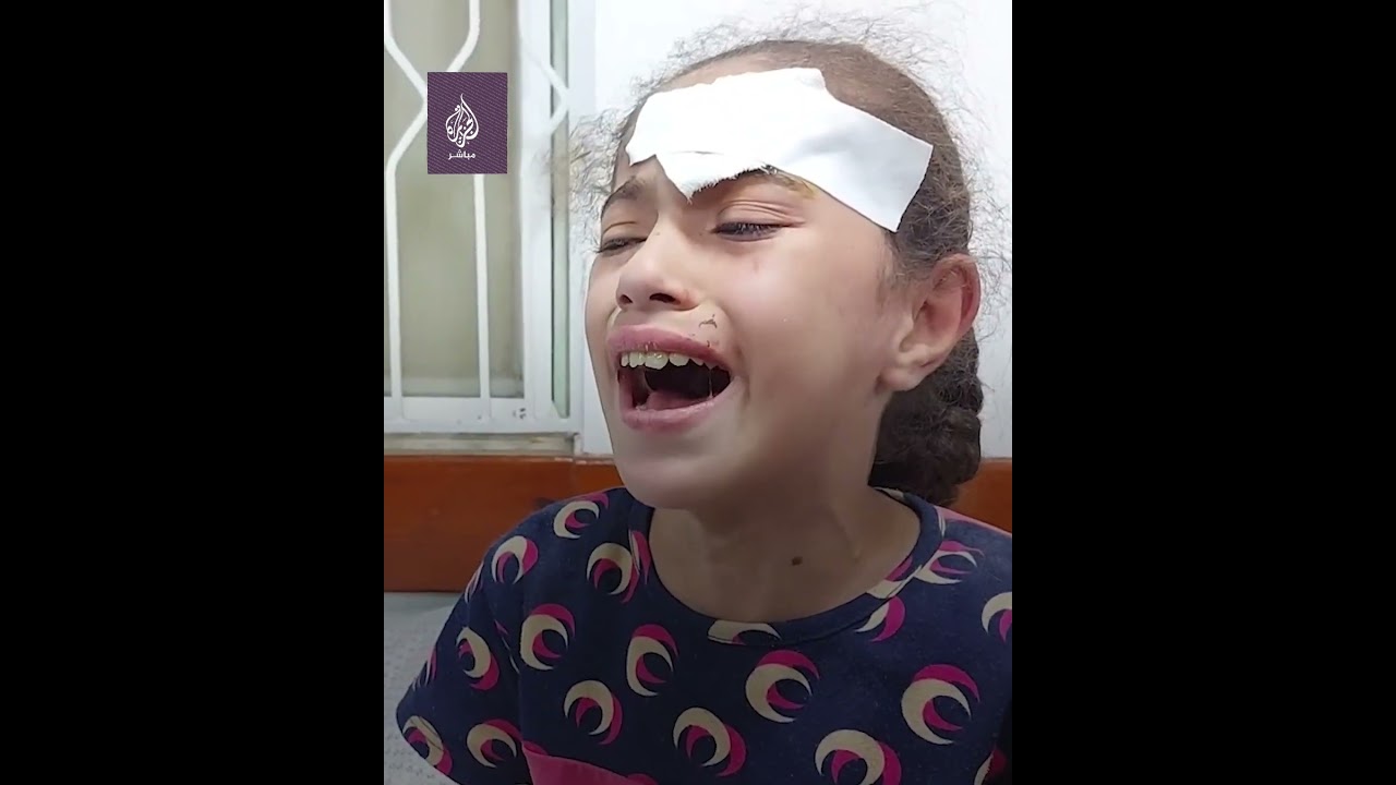 طفلة مصابة تسأل عن أمها وأقاربها بعد نجاتها من القـ ـصـ ـف الإسرائيلي لمنزل بجوارهم