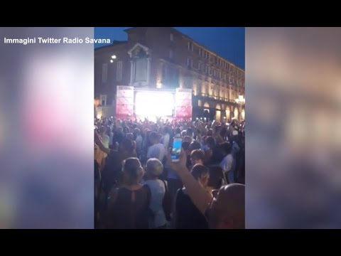 Torino, folla in piazza Castello contro il Green pass