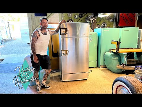 50s アメリカ製Hot point ヴィンテージ冷蔵庫 50s Hotpoint fridge with Mamie pink interior. Estate sale