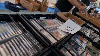 Flipping games at the largest RETRO Game Convention of The Netherlands for the GAMECUBE challenge Games From The Netherlands