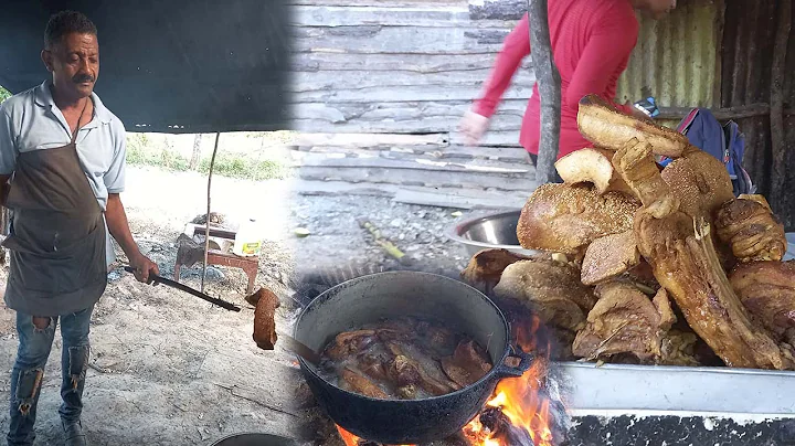 Fidencio haciendo chicharrones criollo a lea, la v...