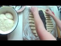 Плетенка из теста.   Braid the dough.