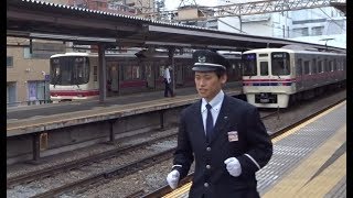 慌てて運転士さんが戻ってくるつつじヶ丘駅に停車中の京王線下り各駅停車と出発する上り快速9000系