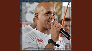 Ioio toca o berimbau viola